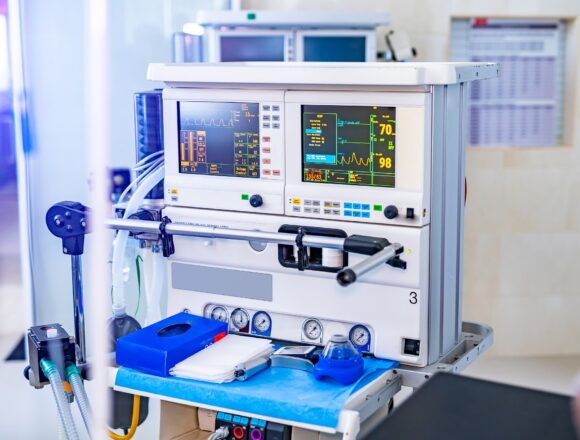 Mechanical,Ventilation,Equipment.,Pneumonia,Diagnosting.,Ventilation,Of,The,Lungs,With Un echipament de 3 milioane lei pentru reducerea infecțiilor nosocomiale stă nefolosit la Ploiești. Care sunt motivele